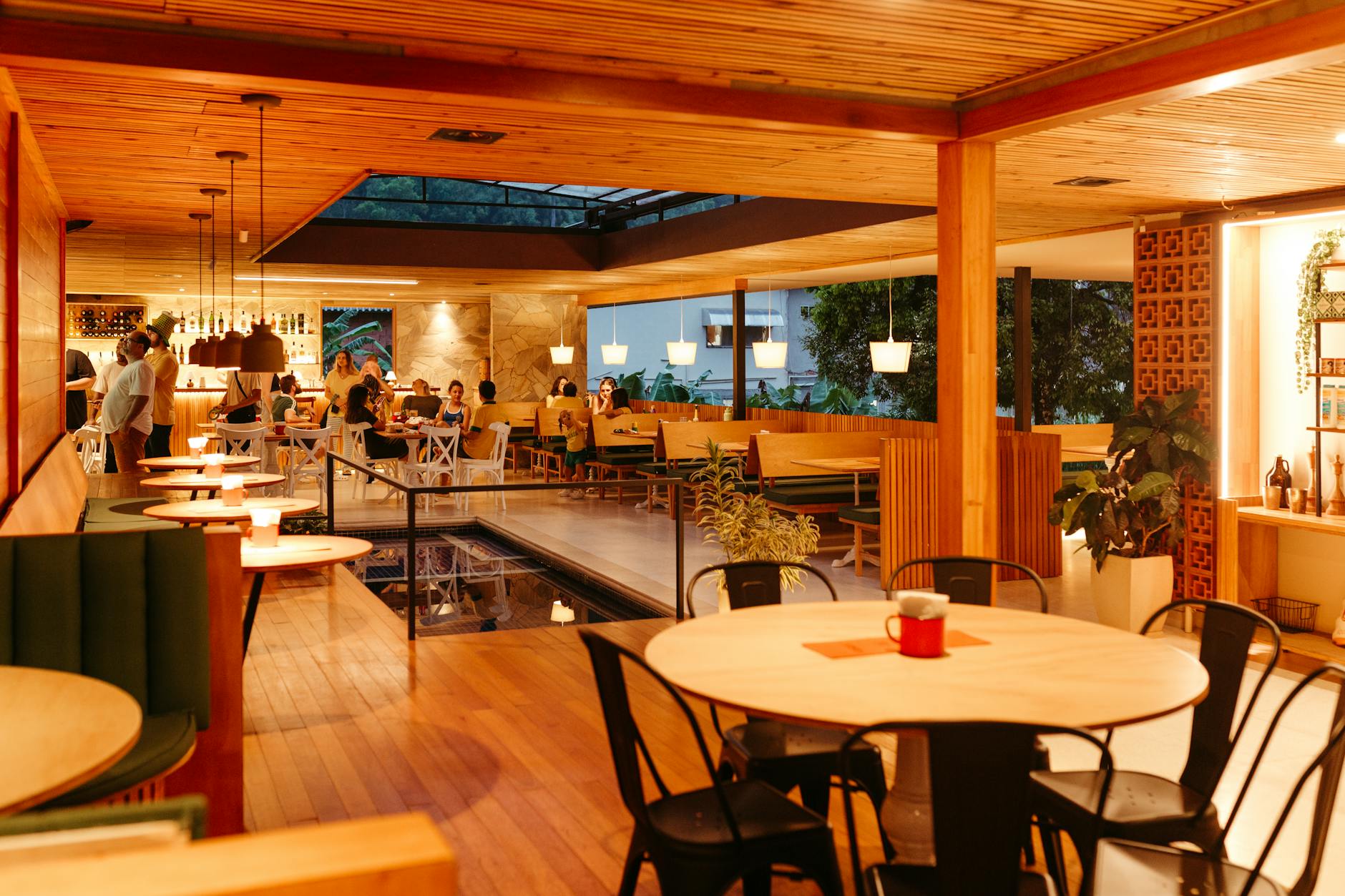 Warmes Restaurant-Interieur mit Holzdekor und gedimmtem Licht